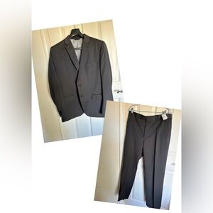 Banana Republic men’s gray wool 2 piece suit. Jacket 44R. Pants 35/32 nwt pants